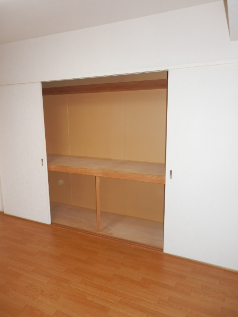 大阪市城東区成育２丁目の賃貸マンションの収納