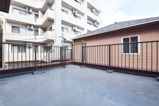 【展望】 | 眼前に広がる空の雄大さと、このお部屋の自慢の一つである「眺望」をご覧ください。毎日、この景色を独り占めできる新生活に夢が広がります。～即日のご見学可能～　お問合せはお気軽にどうぞ。
