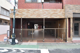【エントランス】 | お客様を、そして住人を出迎えてくれるマンションのエントランス。ゴミが落ちていないことからも、管理状態の良さや住民の節度の高さが見て取れます。～即日のご見学可能～　お問合せはお気軽にどうぞ。
