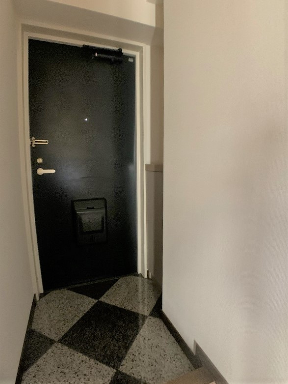 第６甚ビルの玄関