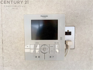 訪問者が来たときにテレビ画面で確認できるため、安心してドアを開けられます。録画機能があるものもあり、留守中に来訪者を記録しておくことができます。利便性が高く、セキュリティ面でも安心です
