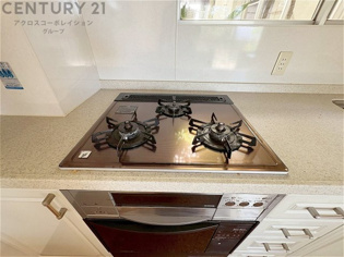 多数の調理器具を同時に使用でき、料理の効率化が可能。省エネで節約になり、様々な料理スタイルに適応できます。また、火力調整が独立しており、手入れや掃除もしやすく、今よりもっとお料理が楽しくなるかも。
