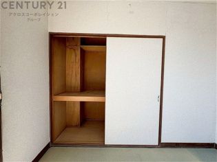 押入れは季節の衣類、寝具などを収納できます。伝統的な美しさと実用性が融合し、収納物を保護する調湿・換気効果があります。使い方によっては書類や小物なども効果的に整理でき空間を有効活用できます。
