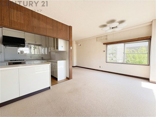 キッチン前のダイニングスペース　カウンターから料理の受け渡し等に便利です。ダイニングセットを置いても十分な広さを確保。
