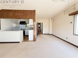 リビングダイニングは家族や友人とのコミュニケーションを楽しむ場所でくつろぎながら食事や会話を楽しめ、多目的に利用できリラックスできる空間です。家庭内の中心として機能し、快適な生活をサポートします。
