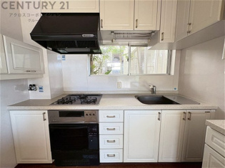 壁付けシステムキッチンはスペースの最大限の有効活用が可能で、動線がスムーズになり調理や準備が快適で効率的に行えます。収納スペースや吊り戸棚が設けられ、調理器具や食器類をスマートに収納できます。
