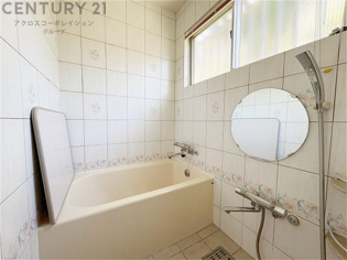 窓付きの浴室は、自然光や風を取り入れることができるため、換気やカビ対策になります。開放感があり、清潔感も高まります。