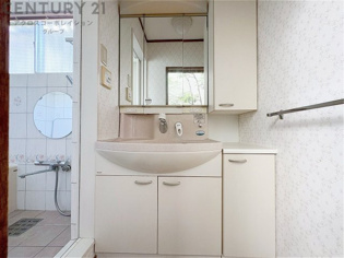 化粧品や洗顔料、歯ブラシなどの必需品をまとめて置ける収納スペースがあり、使用するたびに取り出す手間が省けます。また、水回りのため、濡れても大丈夫な素材が使用されており、お手入れが簡単です。
