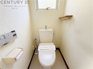 温水洗浄便座付トイレは温水洗浄機能により、暖かい水でおしりを洗浄することができ、冷たい水を使う従来の便座に比べ、温水洗浄機能で暖かいトイレを提供し、快適な使用を可能にします。
