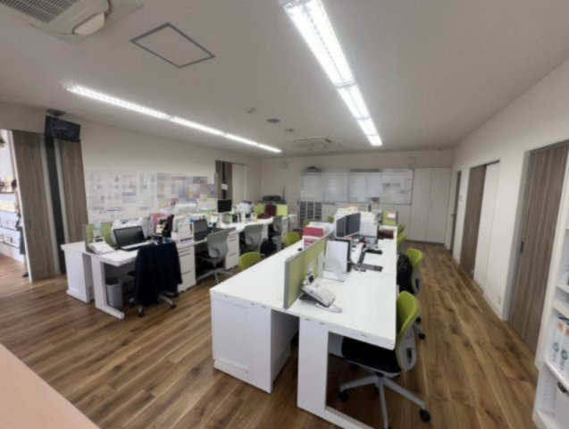 半城土中町店舗事務所の内装