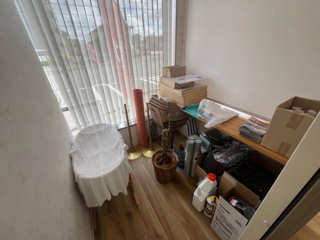 半城土中町店舗事務所の内装