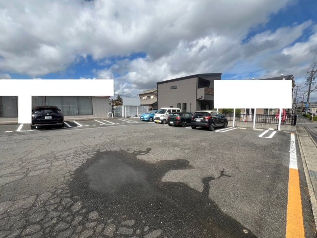 半城土中町店舗事務所の駐車場