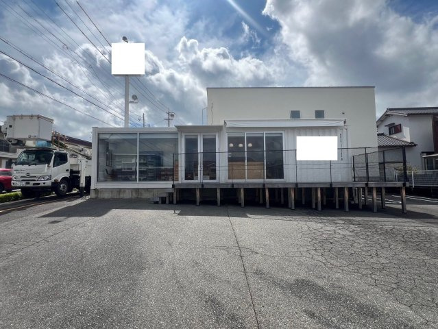 半城土中町店舗事務所の駐車場