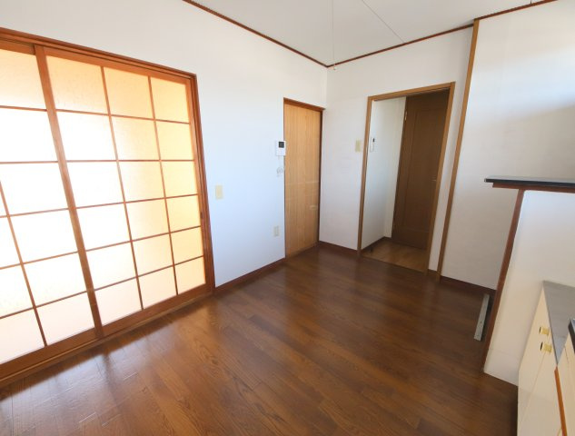 ニュー芝ハイツの居間・リビング