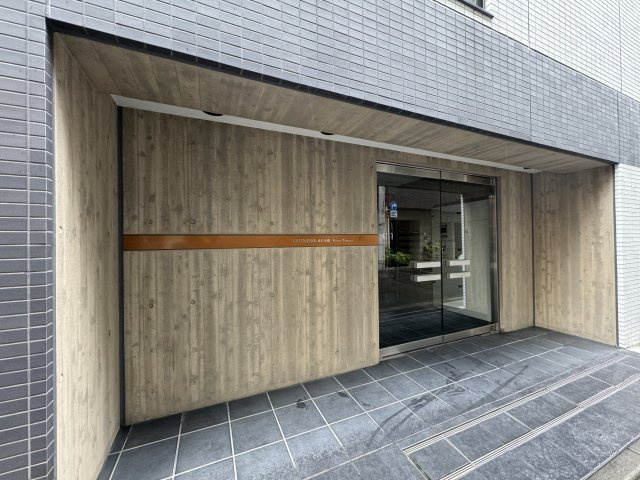 グリーンパーク東日本橋リバーテラスのその他共用部分|ウッド調のおしゃれなエントランスがお出迎え