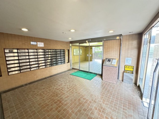 【エントランス】 | 広々としたエントランス。