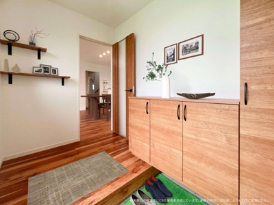 【玄関】 | 【玄関内部　CG家具イメージ】
※画像に含まれる家具家電はCGで作成したイメージです。実際の物件には付帯しません。