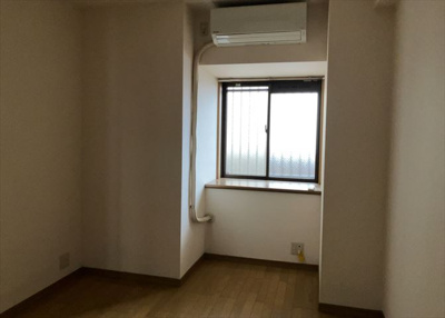 【洋室】 | ロイヤルステージ淵野辺 | 洋室のメリットは重い家具が置きやすく、身の回りが整理しやすいことです。 床がフローリングのため畳とは異なり凹みにくいです。 クローゼットなど収納が豊富で、普段使わない旅行カバンや服の整頓も簡単にです。