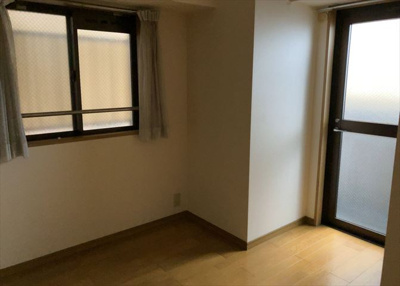 【寝室】 | ロイヤルステージ淵野辺 | 寝室でゆっくりと過ごすためにはベッド周りの適度な空間を担保することや窓の位置、照明の明るさ、寝室の広さなどを考える必要があります。自身や家族の構成とライフスタイルに併せて寝室にする部屋を選びましょう！