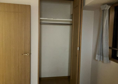 【収納】 | ロイヤルステージ淵野辺 | デザイン性を重視しすぎて収納が少なかった！なんてことにならないため、事前に現地で収納の数を確認しておくことをお勧めします。クローゼット以外にも床下収納や屋根裏収納、パントリーなどもチェックしましょう。