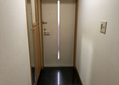【玄関】 | ロイヤルステージ淵野辺 | 玄関は家の顔でもあり、家族以外の目にも止まる場所です。玄関は外との間を仕切る扉、靴などをしまっておく収納スペース、靴脱ぎのたたきスペース、来客とのやり取りをするドアホンなど複数のアイテムからなります。