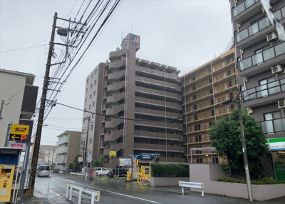 【現況写真】 | ロイヤルステージ淵野辺 | 外観はマンション管理がされているかの目安になります。築年数が古いと、壁面は劣化してひび割れが生じることも！建物が古びていても細かいところが修繕されていると、きちんと管理されているなぁと感じるでしょう。