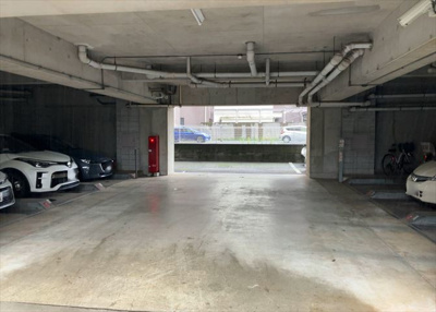 【駐車場】 | ロイヤルステージ淵野辺 | 駐車場と明記されていても、最小スペースでつくられた駐車場だと大型車は駐車できなかったり、出入りしにくくなったりする可能性があります。お車のサイズと購入したい物件の駐車場のサイズを現地で確認しましょう。