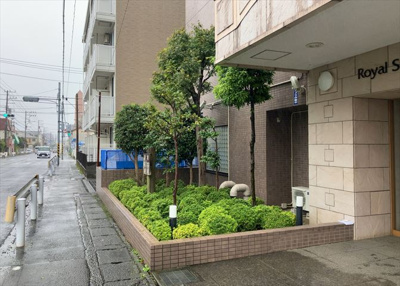 【庭】 | ロイヤルステージ淵野辺 | 物件によっては、入居者が個人的に使用できる専用庭がついているものもあります。また、住宅の中にある土間の部分を庭と呼ぶこともあります。庭の用途は住む人によって変わり、それによってデザインもさまざまです。