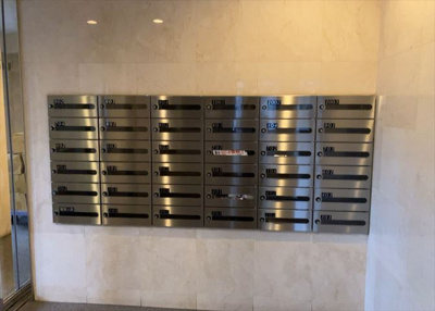 【設備】 | ロイヤルステージ淵野辺 | エントランス付近に設置されている集合ポストは、住んでいる部屋と離れているため、ポストをあさるなど誰かに何かされていても被害に気づきにくいです。入居する時には他人に特定されにくい番号で鍵をかけましょう！