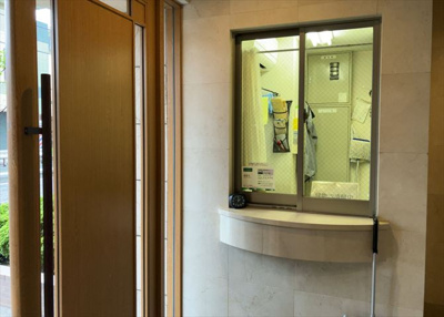 【受付】 | ロイヤルステージ淵野辺 | 受付はマンションコンシェルジュがいる場合もあれば、管理人が滞在する小部屋を総称して呼ぶことがあります。主にエントランスに設置されていることから、防犯面でも期待ができます。防犯設備がない場合はより安心！