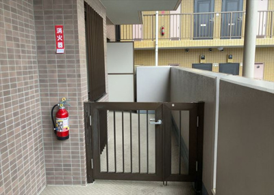 【その他共用部分】 | ロイヤルステージ淵野辺 | 共有部分は、住民なら誰もが使える設備のこと。例えば駐車場やエレベーター、インターネット設備、セキュリティ設備などがあります。他にも、マンションの廊下・外部階段やエントランス・ゴミ置き場などがあります。