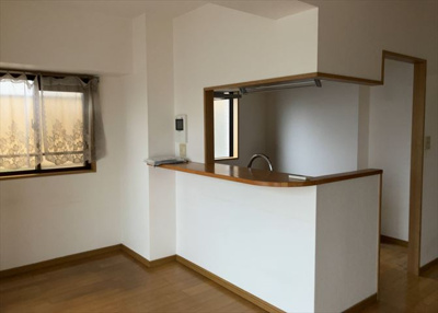 【キッチン】 | ロイヤルステージ淵野辺 | L型アイランドタイプは、キッチンからダイニングにもリビングにも目が行き届くので、とても使いやすい配置です。L字型独立タイプは、キッチンを独立させてるためLDKというよりもLDといった様なイメージです。