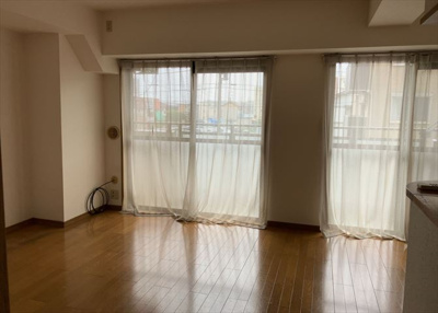 【居間・リビング】 | ロイヤルステージ淵野辺 | リビングの間取りの種類は大きくわけてリビングとダイニングが別になっているタイプ、リビングダイニング一体型です。どちらも一長一短ですので、家を選ぶ時はその両面をチェックして決めるようにしましょう。
