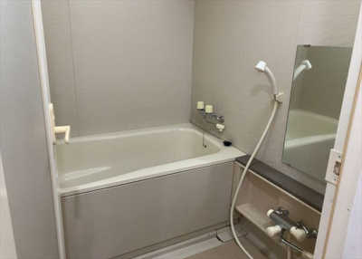 【浴室】 | ロイヤルステージ淵野辺 | 入浴時の快適さも大事なことですが、綺麗な状態を維持できなければ気持ちよく入浴できません。毎日の掃除が楽という点は大事なポイントになります！カビが生えにくく掃除がしやすい、壁や浴槽を選ぶといいでしょう。