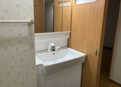 【独立洗面台】 | ロイヤルステージ淵野辺 | 洗面化粧台では顔を洗ったり、身だしなみを整えることが本来の使い方ですが、用途によっては洗面化粧台に求められる機能が違ってくるため、ご自身や家族のライフスタイルに合ったものを選ぶことをおすすめ致します。