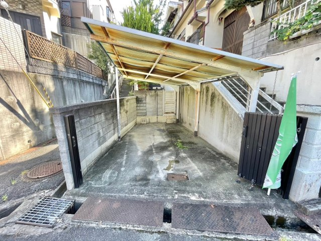 寝屋川市太秦東が丘　中古一戸建ての駐車場|駐車場です