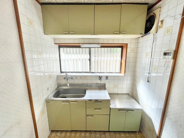 寝屋川市太秦東が丘　中古一戸建てのキッチン|コンパクトなキッチンで掃除もラクラク