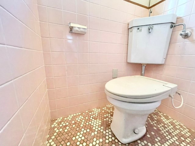 寝屋川市太秦東が丘　中古一戸建てのトイレ|落ち着いたトイレです