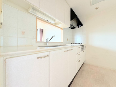 【キッチン】 | 市が尾南パークホームズ | ◆キッチンからダイニングやリビングが見渡せるキッチン。料理をしながら家族とコミュニケーションをとれるだけでなく、大きな開放感も得られることができます。