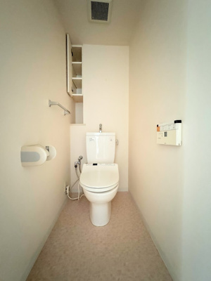 【トイレ】 | 市が尾南パークホームズ | ◆清潔感のある白を基調とした落ち着ける空間。小窓をもうけていますので、こもりやすい空気の入れ替えも簡単に行えますね！