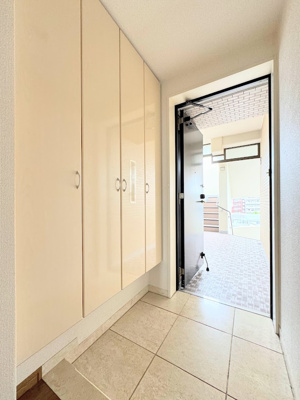 【玄関】 | 市が尾南パークホームズ | ◆明るい玄関です！散らかりやすい玄関もスッキリする大容量のシューズボックス付き。