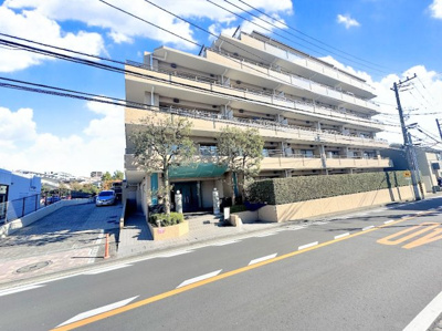 【外観】 | 市が尾南パークホームズ | ◆堂々たる趣ながら、主張し過ぎずどこか余裕を感じさせるシャープなフォルムで佇む邸宅は、晴天の空と照らし合わせる事で、本来あるべき完成形の姿を見せてくれます。