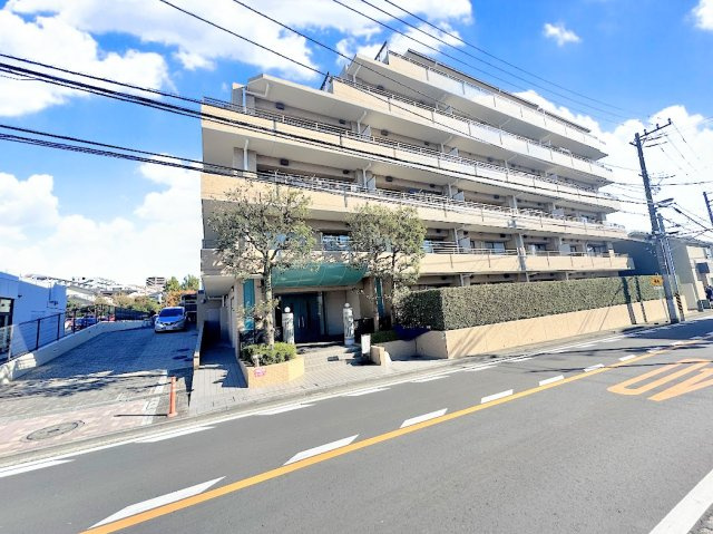 【外観】 | 市が尾南パークホームズ | ◆堂々たる趣ながら、主張し過ぎずどこか余裕を感じさせるシャープなフォルムで佇む邸宅は、晴天の空と照らし合わせる事で、本来あるべき完成形の姿を見せてくれます。