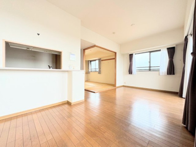 【居間・リビング】 | 市が尾南パークホームズ | ◆家族で食卓を囲むダイニングスペースと、ソファでゆったりくつろぐリビングスペースがしっかり区切られているので家具の配置や用途を使いわけしやすいです。