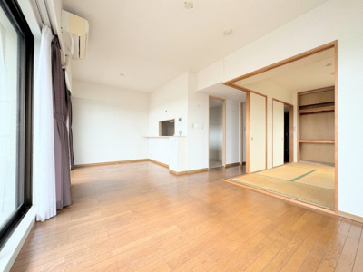 【居間・リビング】 | 市が尾南パークホームズ | ◆一家だんらんのスペースとなるＬＤＫ。窓から明るい光が差し込み、思わず家族の会話も弾む快適な空間。