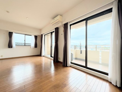 【居間・リビング】 | 市が尾南パークホームズ | ◆ご家族の会話がはずむ、開放的なＬＤＫです。休日はお陽さまの光をたっぷりととりこめるぽかぽかリビングで過ごしませんか？