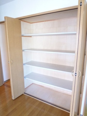仕切り付きのリビング収納
