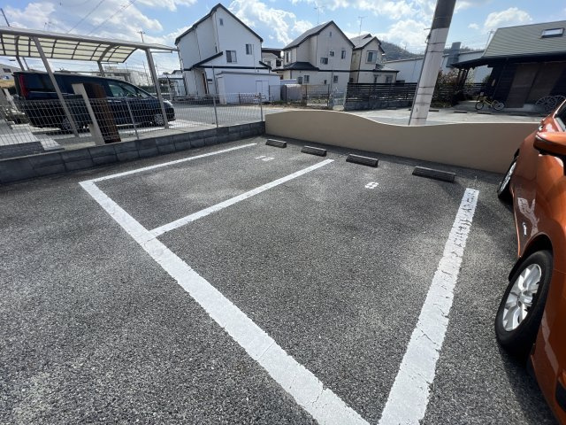 エクレールＣ棟の駐車場