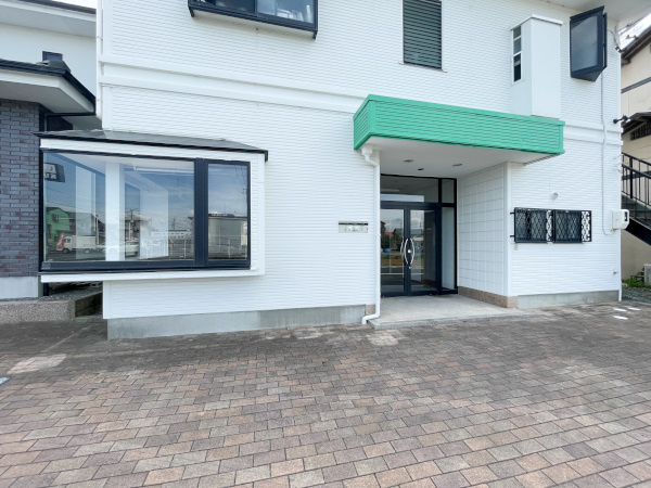 三方原町貸事務所のエントランス