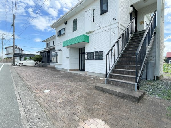 三方原町貸事務所の駐車場